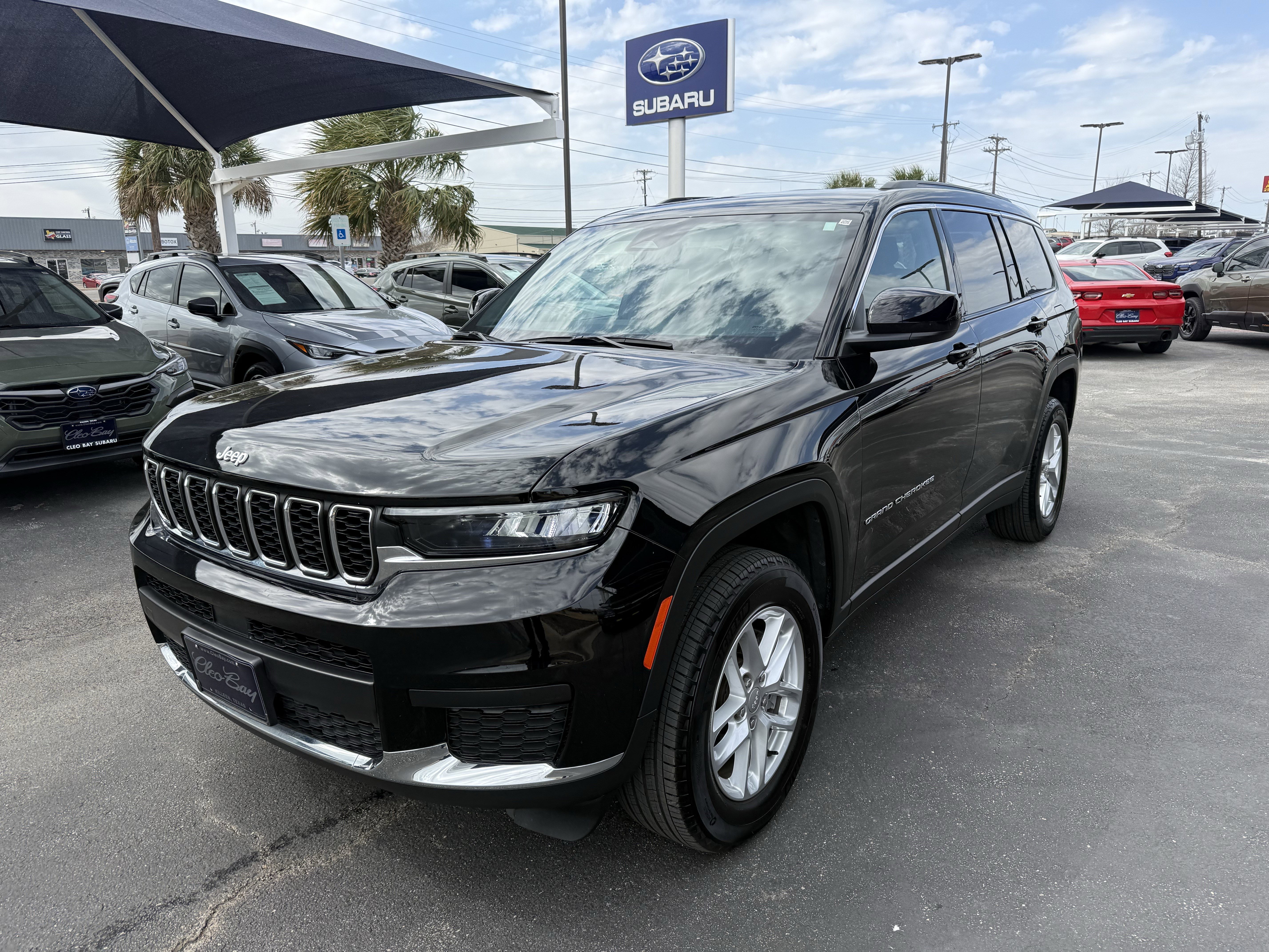 Used 2024 Jeep Grand Cherokee L Laredo image 2
