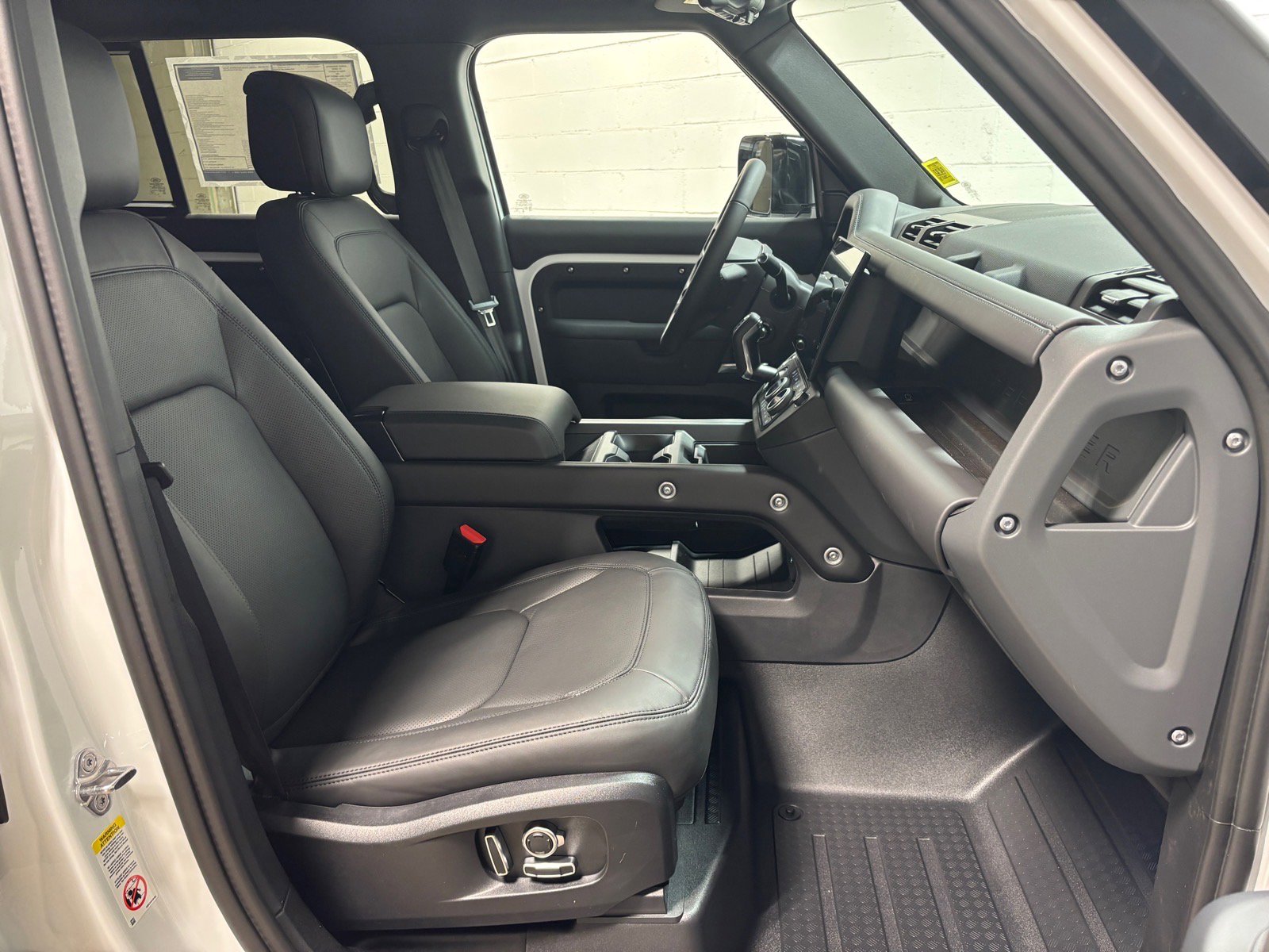 New 2026 Land Rover Defender 130 X-Dynamic SE AWD/4WD image 35