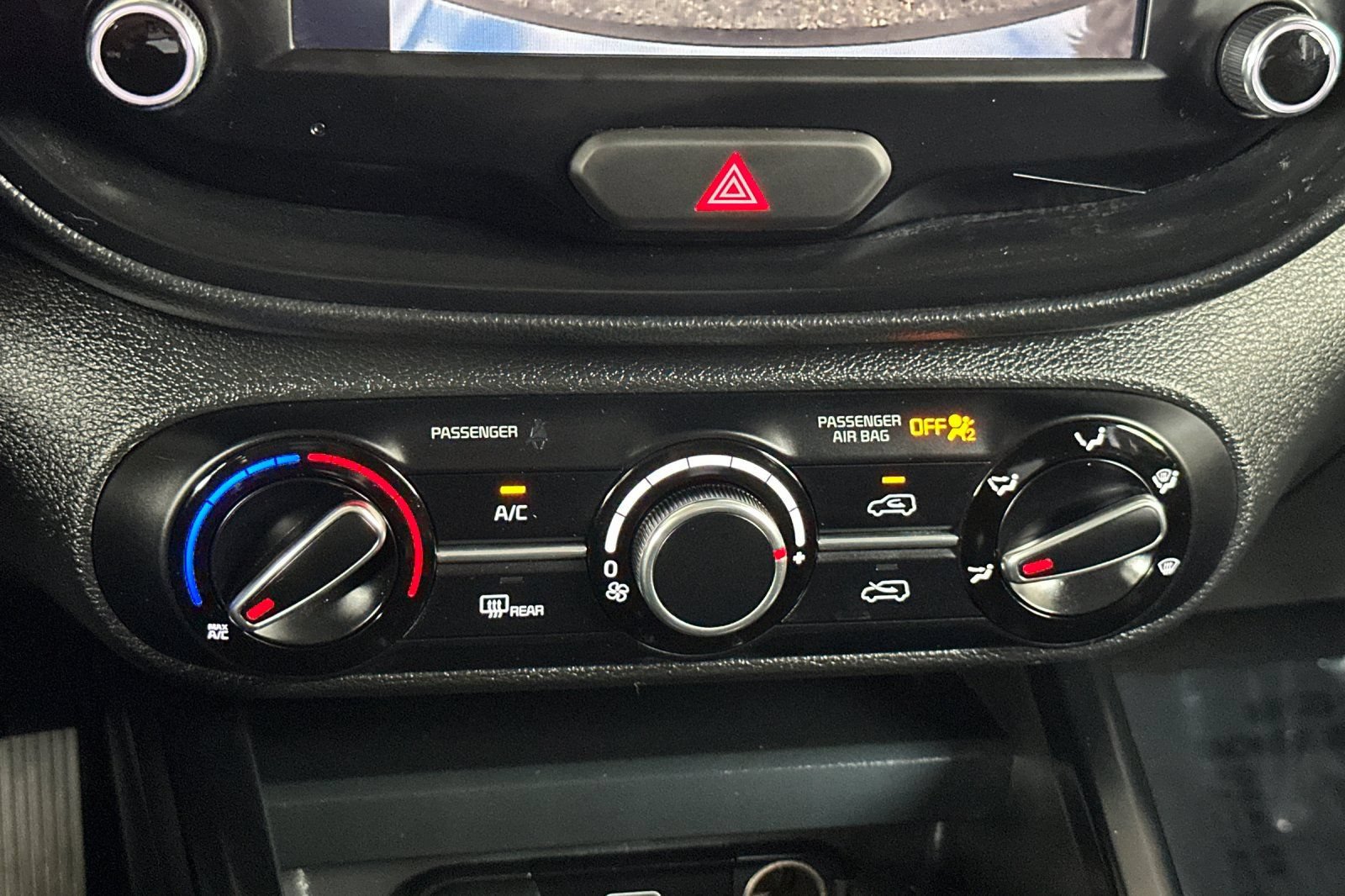 Used 2025 Kia Soul LX w/ LX Technology Package FWD image 21