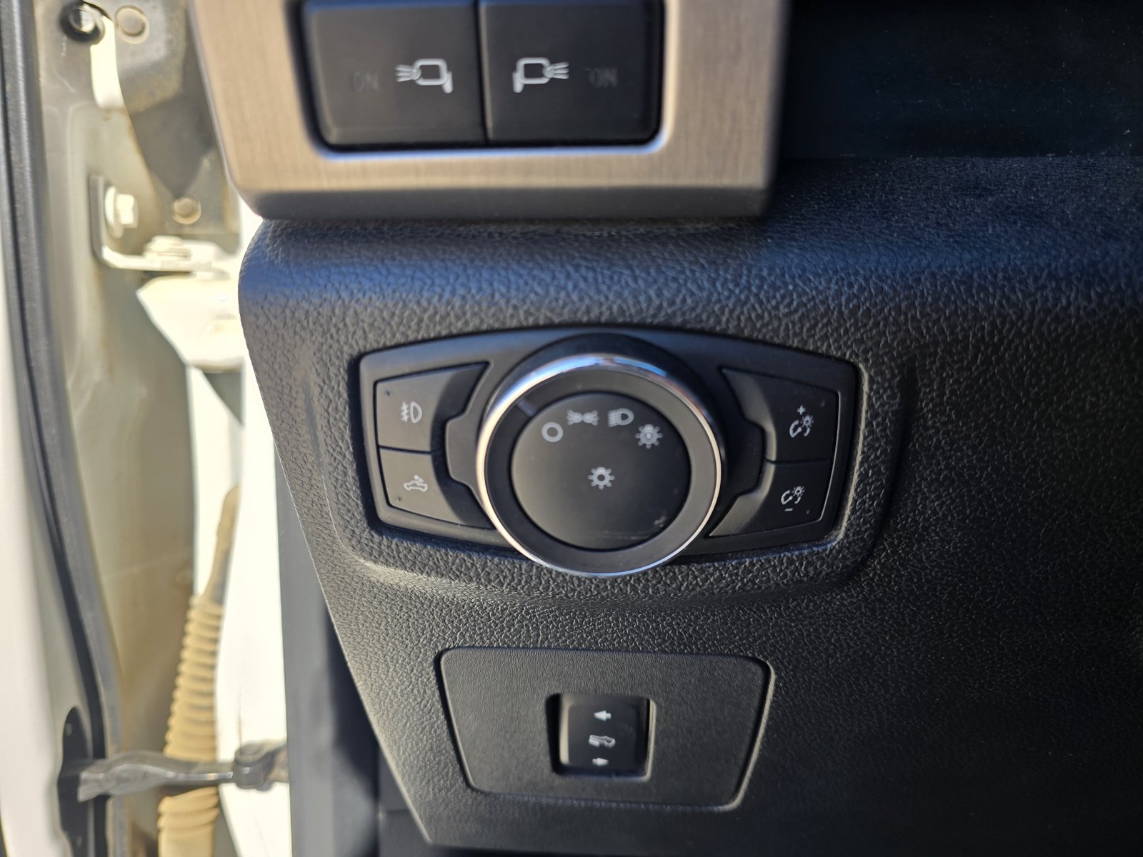 Used 2015 Ford F150 Platinum w/ Equipment Group 701A Luxury AWD/4WD image 19