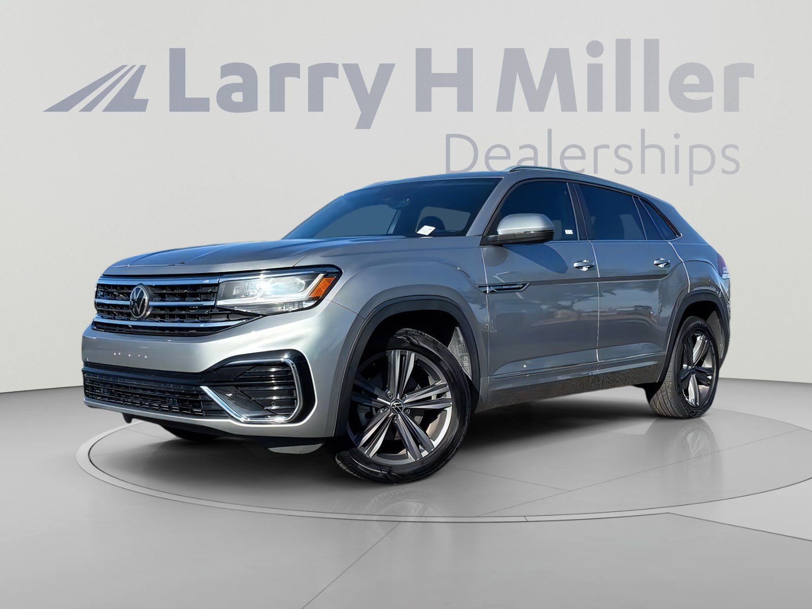 Used 2021 Volkswagen Atlas Cross Sport SE w/ Panoramic Sunroof Package AWD/4WD image 2