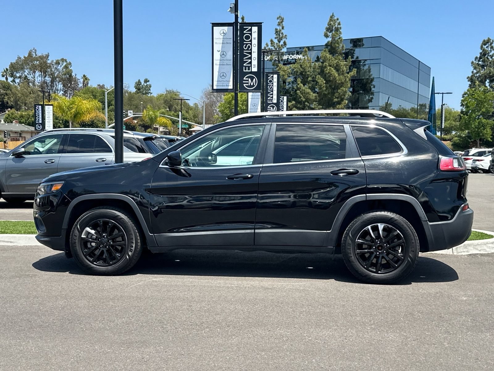 Used 2019 Jeep Cherokee Latitude w/ Popular Appearance Group AWD/4WD image 4