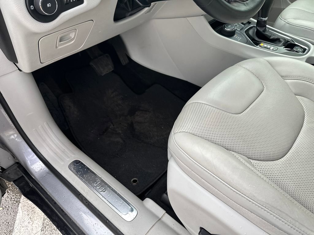 Used 2019 Jeep Cherokee Limited w/ Luxury Group AWD/4WD image 18