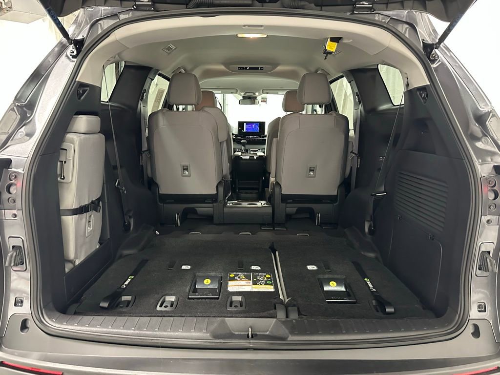 Used 2025 Toyota Sienna LE image 54