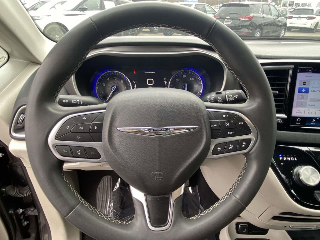 Used 2023 Chrysler Pacifica Touring-L image 18