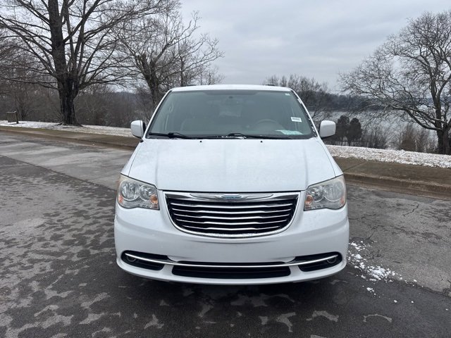 Used 2016 Chrysler Town & Country Touring image 2
