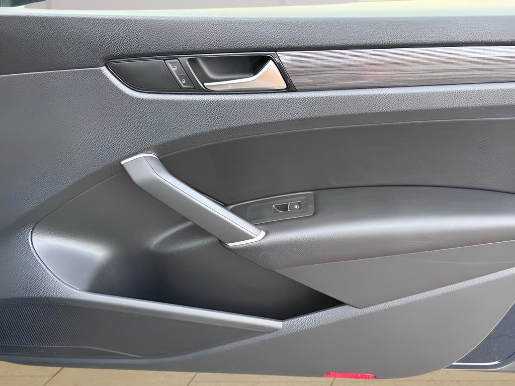 Used 2022 Volkswagen Passat 2.0T R-Line image 31