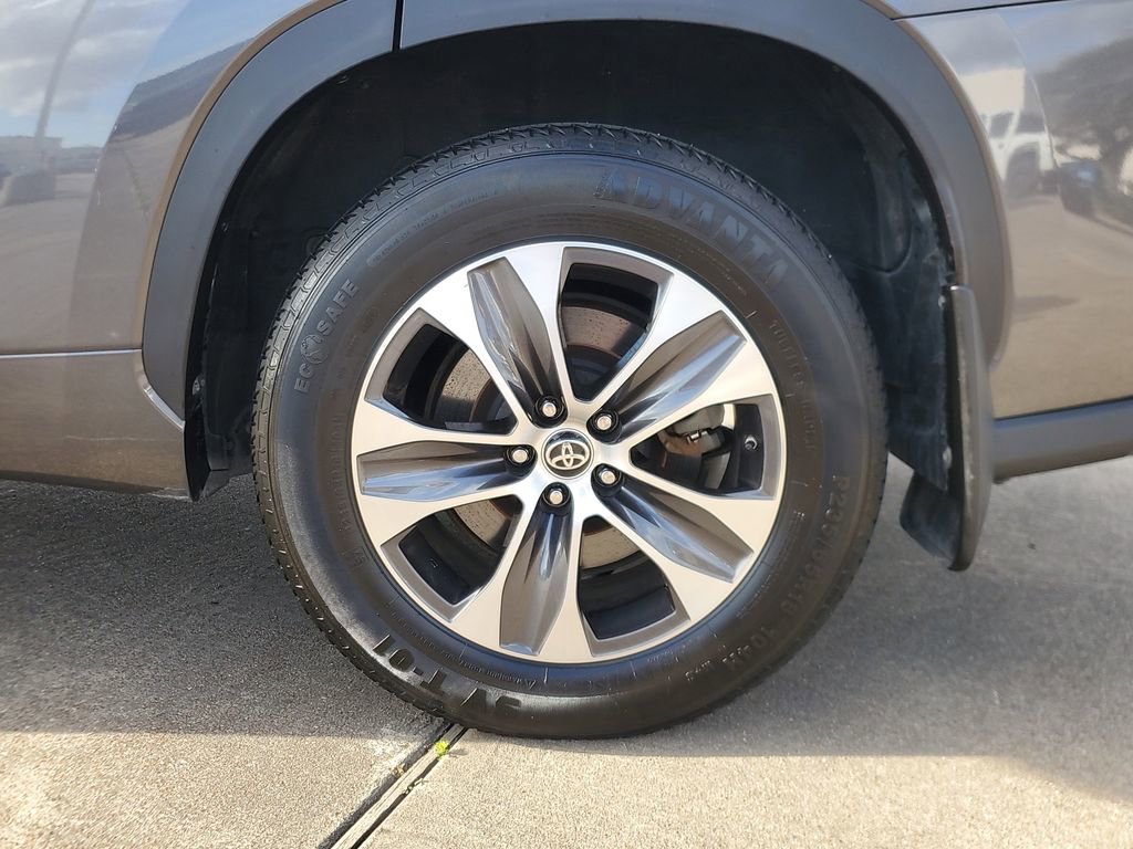 Used 2022 Toyota Highlander XLE image 10