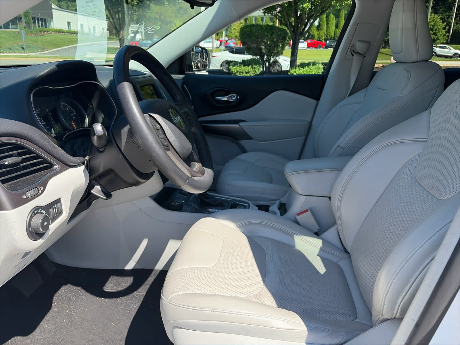 Used 2021 Jeep Cherokee Latitude Lux w/ Sun & Sound Group AWD/4WD image 11