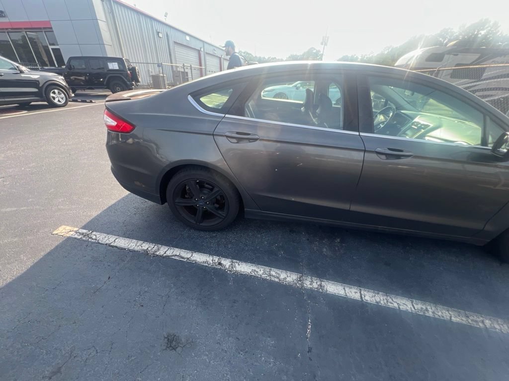 Used 2016 Ford Fusion SE FWD image 10