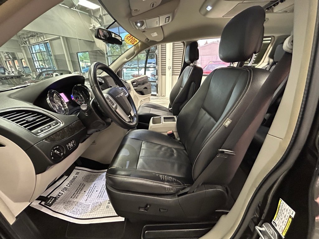 Used 2015 Chrysler Town & Country Touring image 50