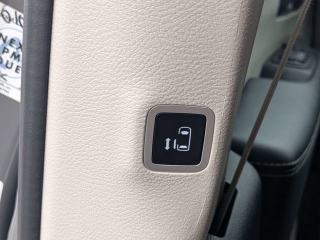 Used 2023 Chrysler Pacifica Touring-L image 21