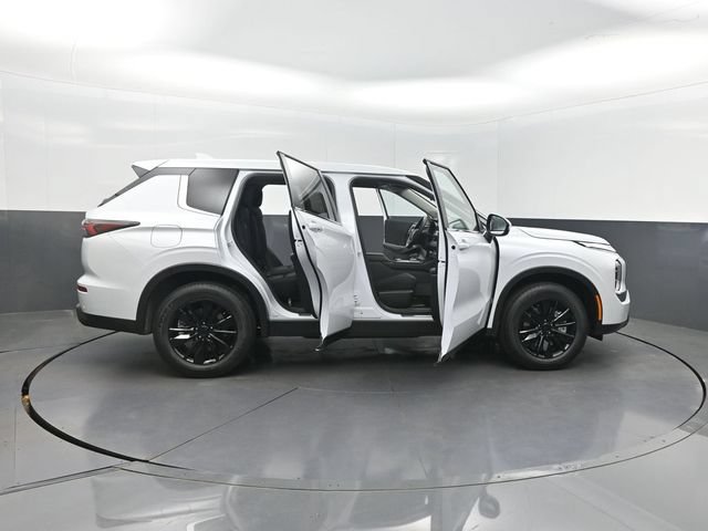 New 2026 Mitsubishi Outlander ES FWD image 31