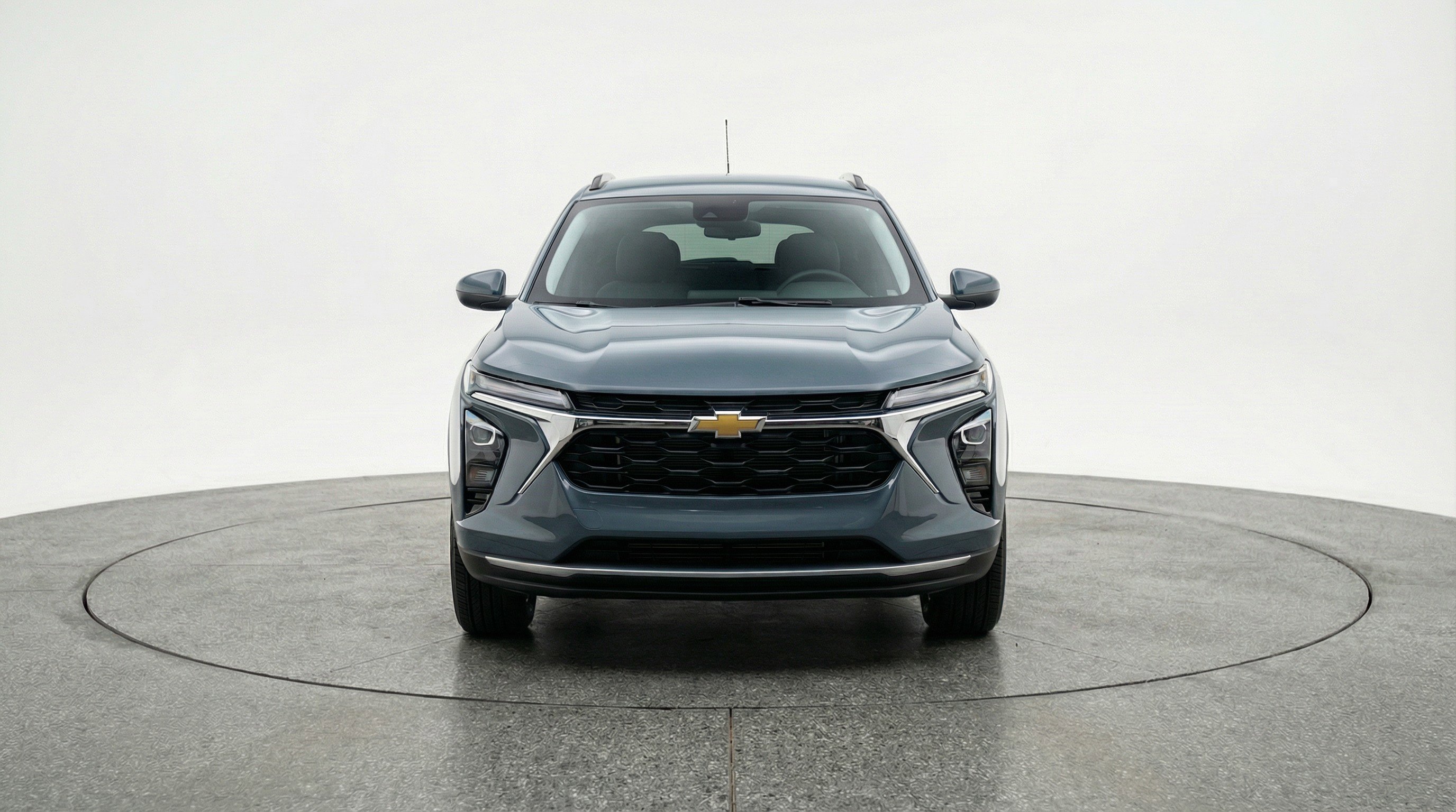 Used 2025 Chevrolet Trax LT FWD image 2