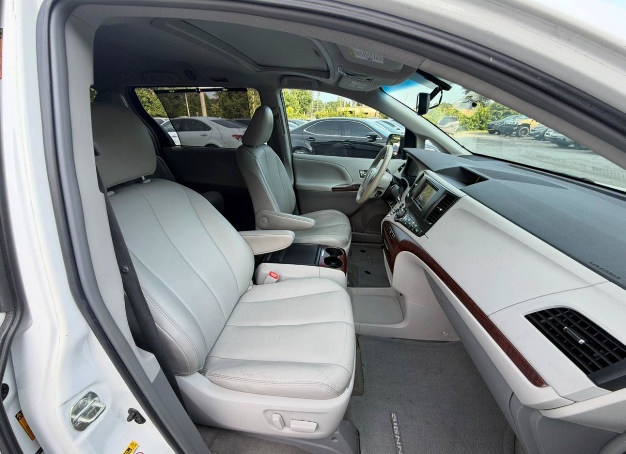 Used 2013 Toyota Sienna XLE FWD image 28