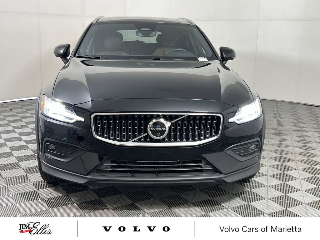 Used 2025 Volvo V60 B5 Cross Country Plus image 4