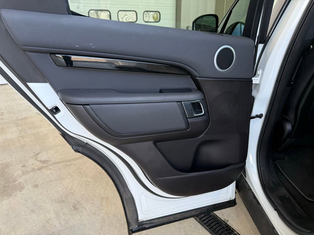Used 2018 Land Rover Discovery SE image 18