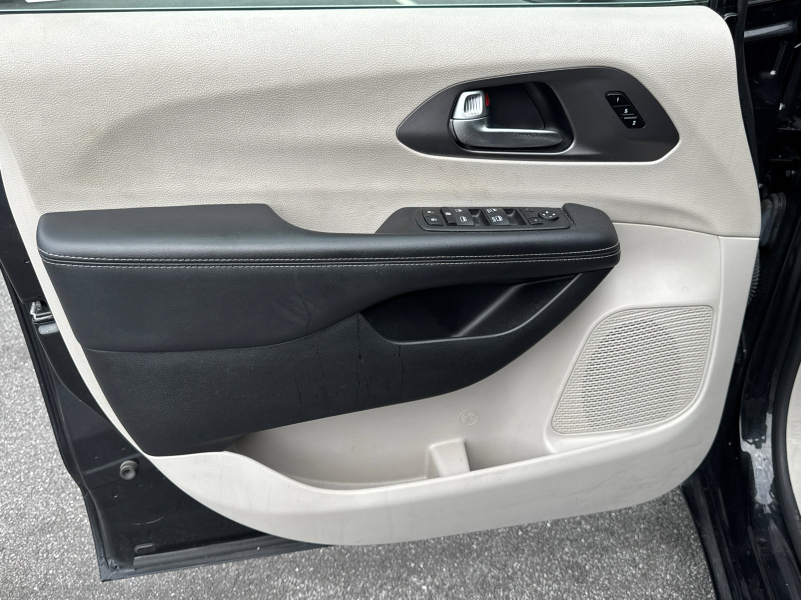 Used 2023 Chrysler Pacifica Touring-L FWD image 11