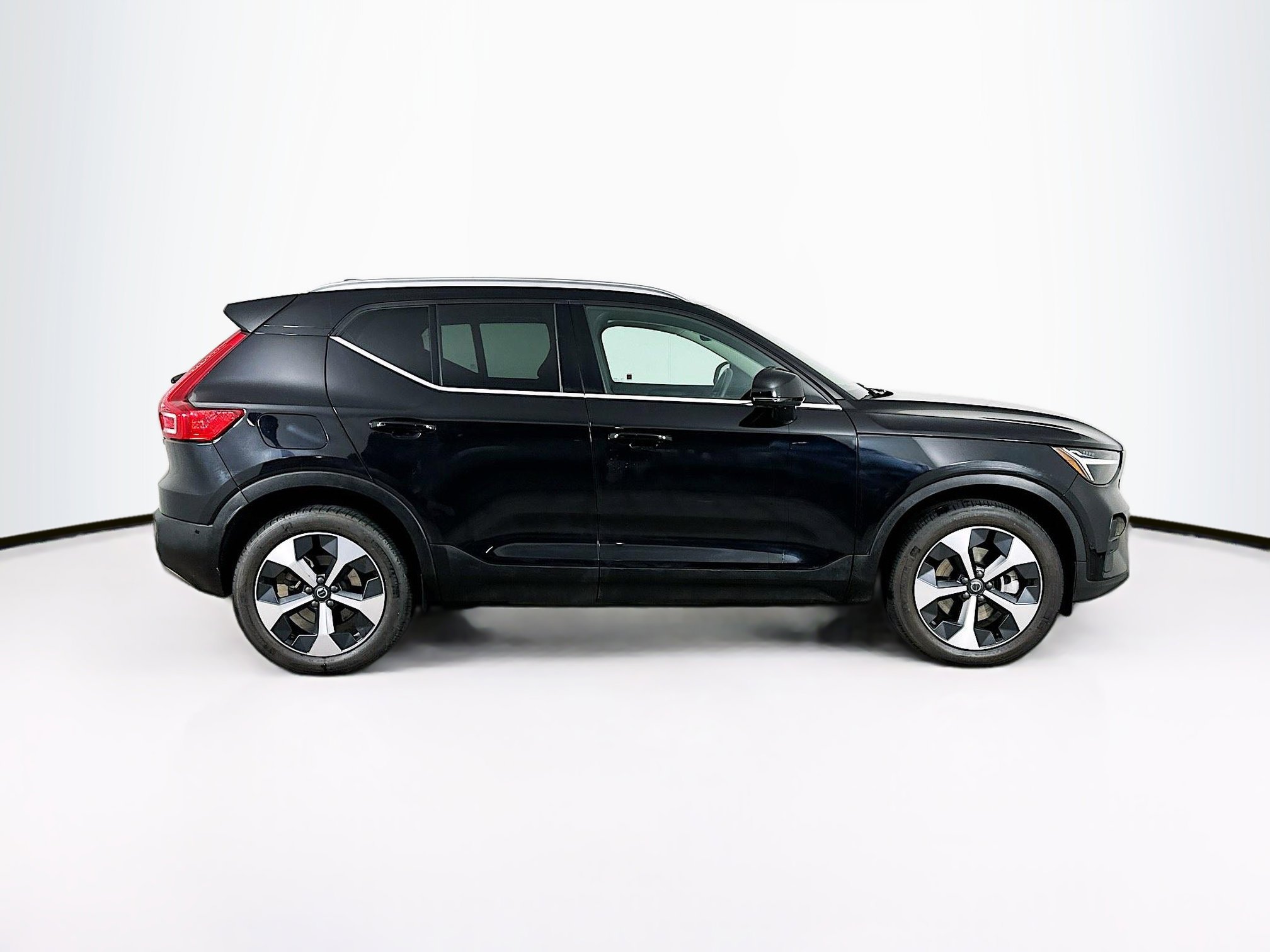 Used 2025 Volvo XC40 B5 Plus image 10