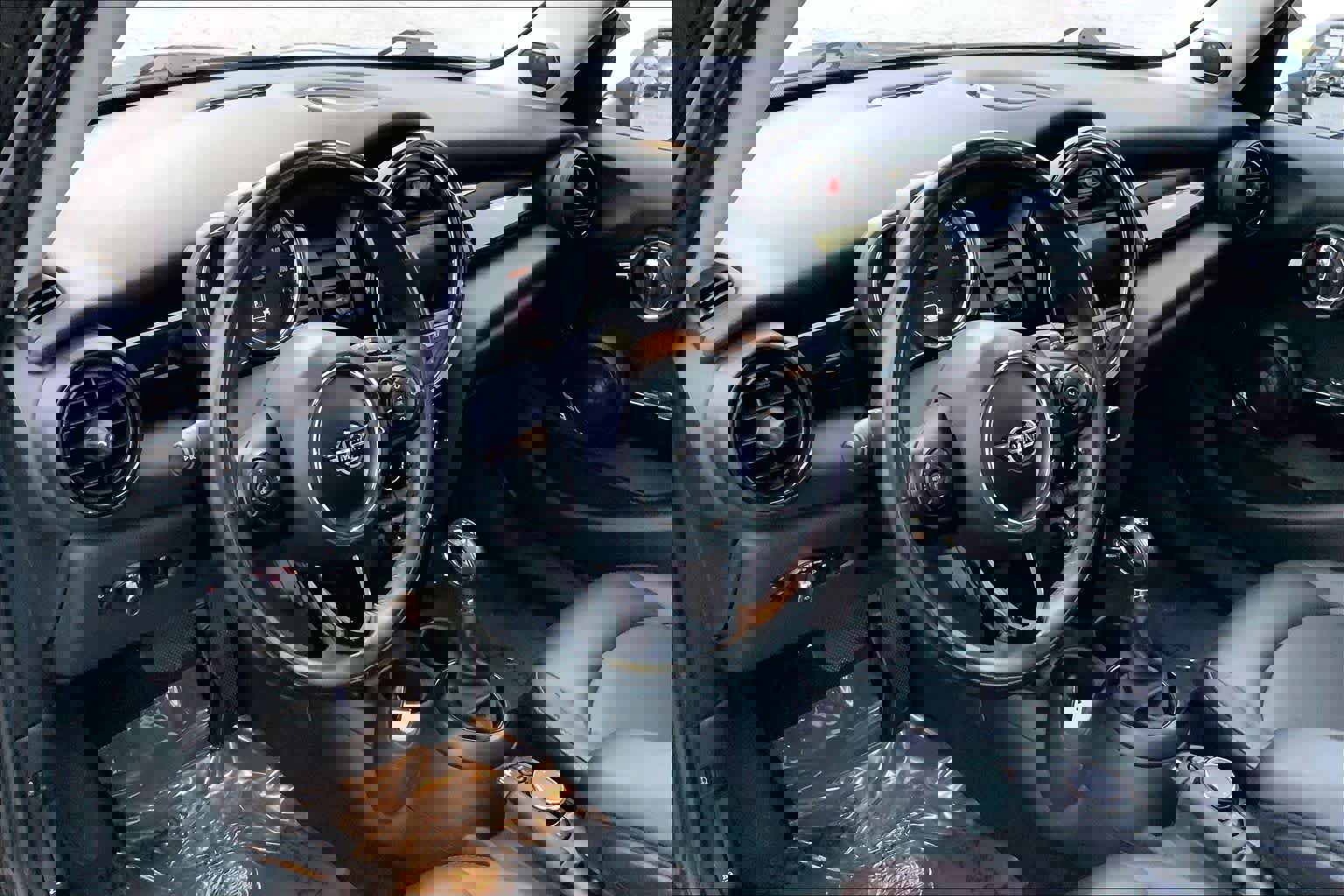 Used 2019 MINI Cooper 4-Door Hardtop w/ Premium Package image 17