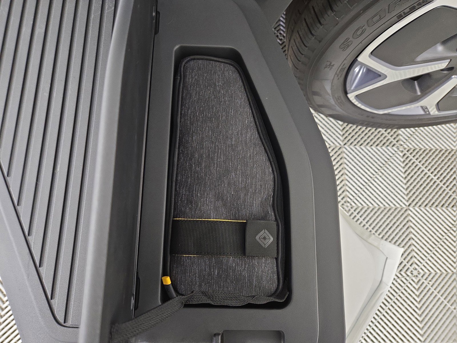 Used 2022 Rivian R1T Adventure image 32