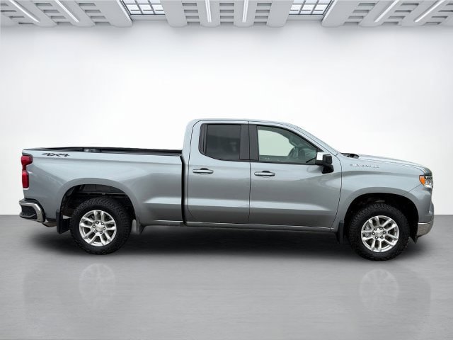 Used 2024 Chevrolet Silverado 1500 LT AWD/4WD image 3