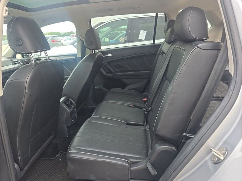 Used 2022 Volkswagen Tiguan SE w/ Panoramic Sunroof Package FWD image 11