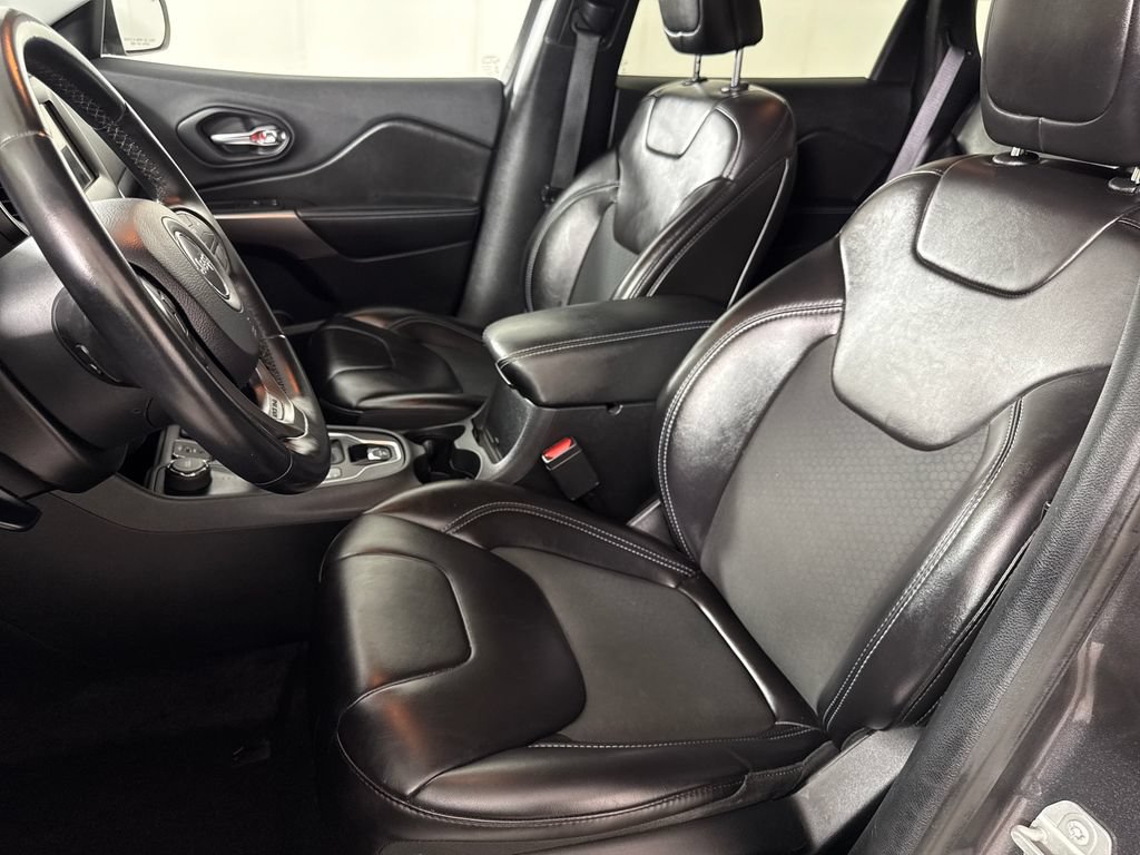 Used 2019 Jeep Cherokee Latitude Plus w/ Comfort/Convenience Group AWD/4WD image 11