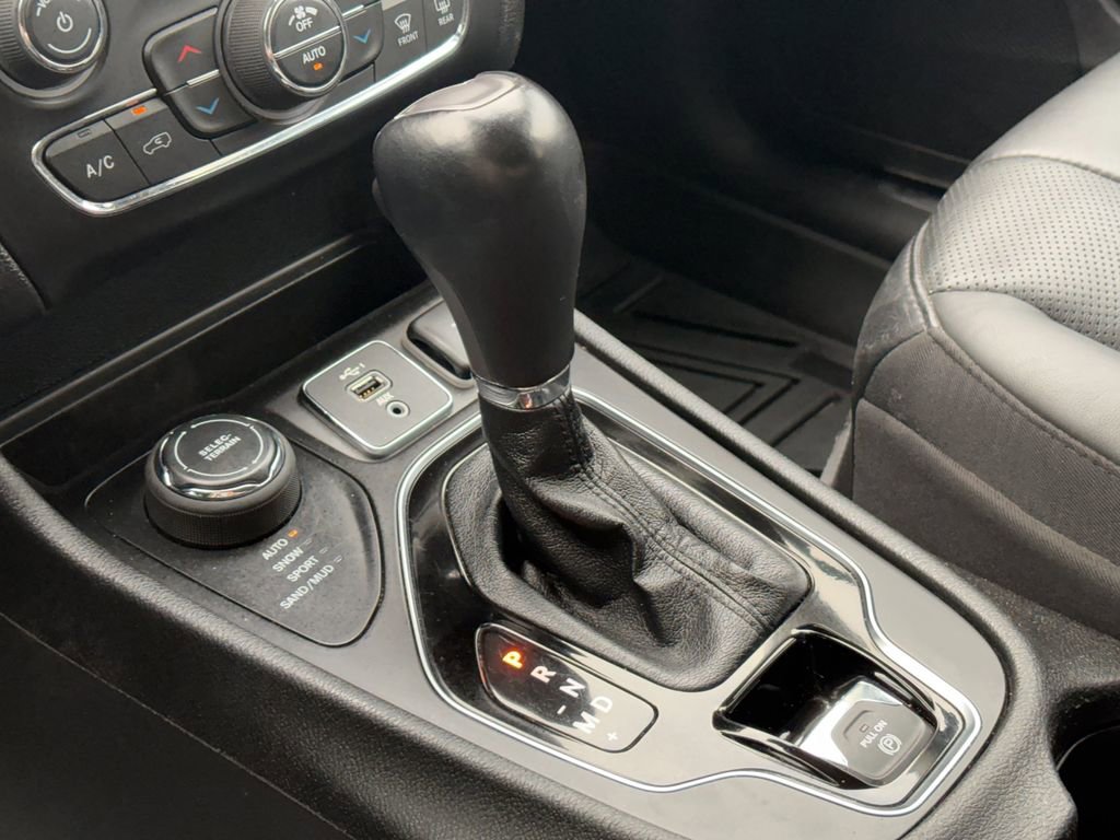 Used 2021 Jeep Cherokee Limited w/ Elite Package AWD/4WD image 20