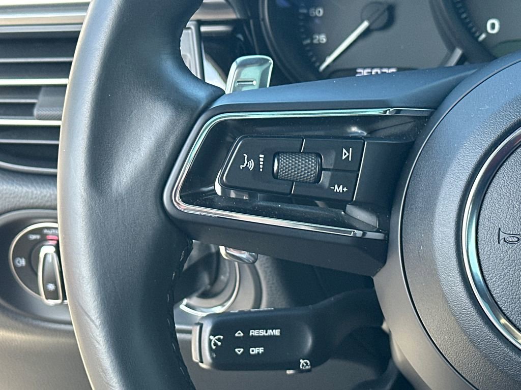 Used 2022 Porsche Macan Base image 25