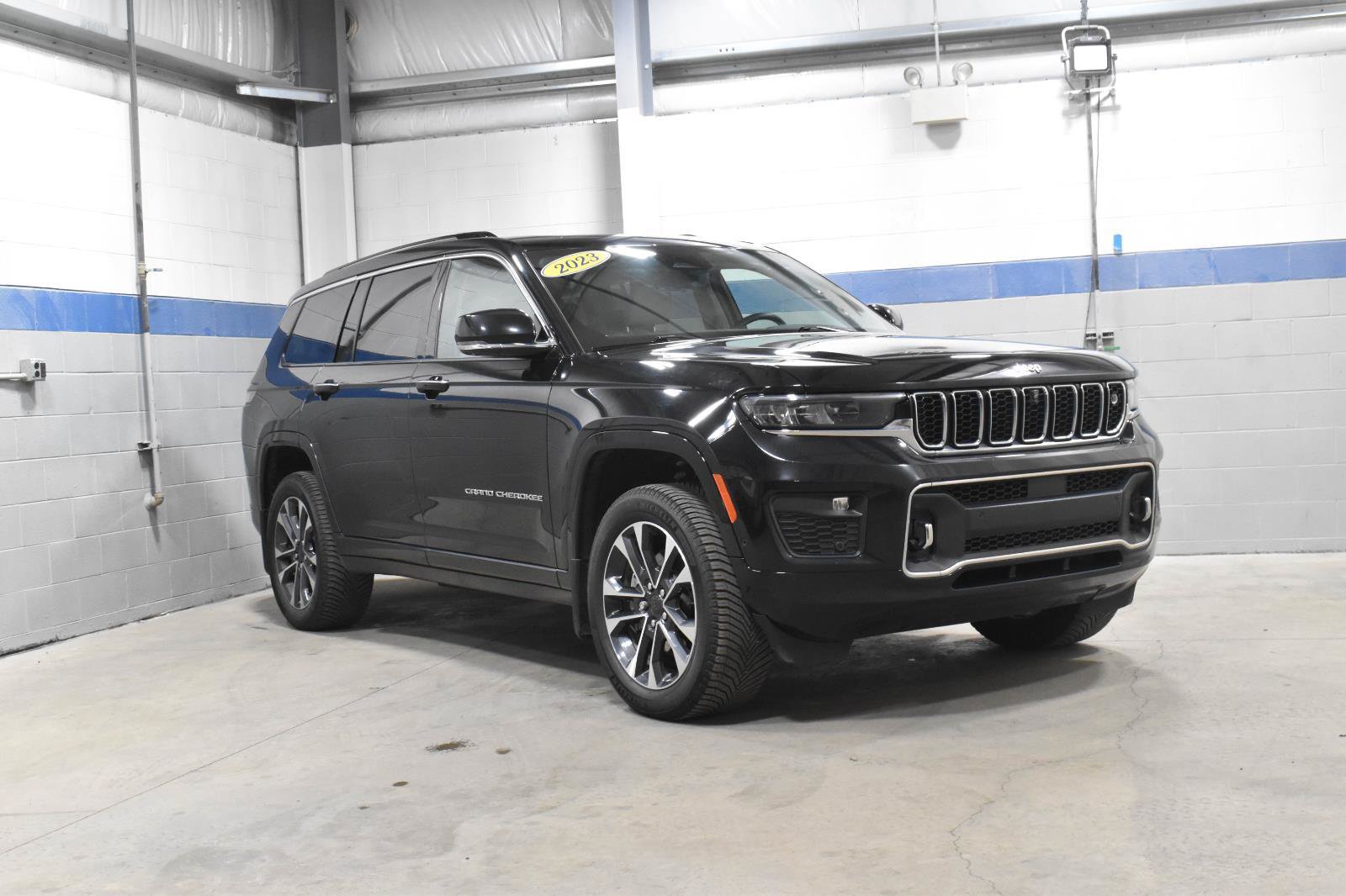 Used 2023 Jeep Grand Cherokee L Overland w/ Advanced Protech Group III AWD/4WD image 32