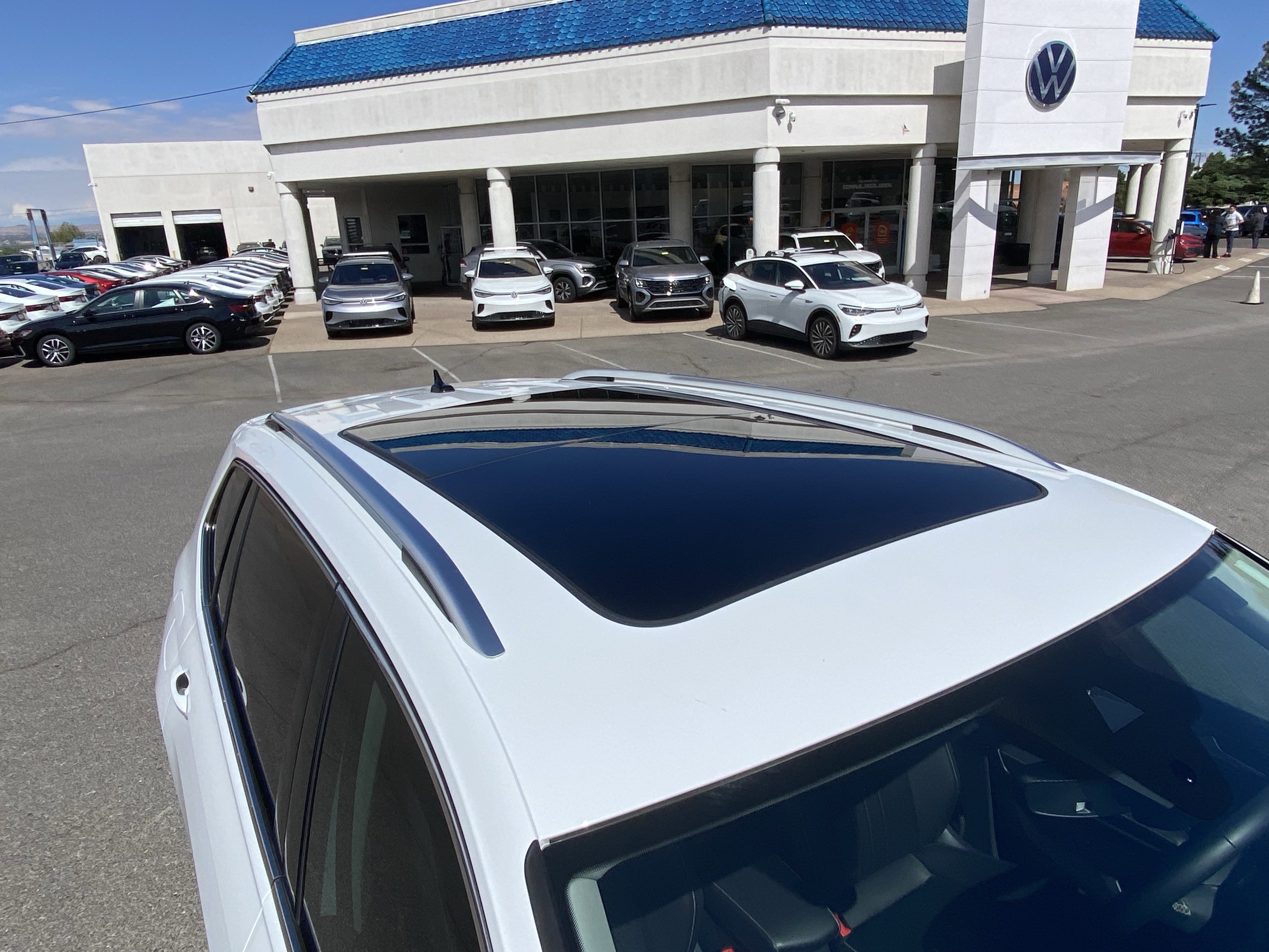 Used 2022 Volkswagen Tiguan SE w/ Panoramic Sunroof Package FWD image 17