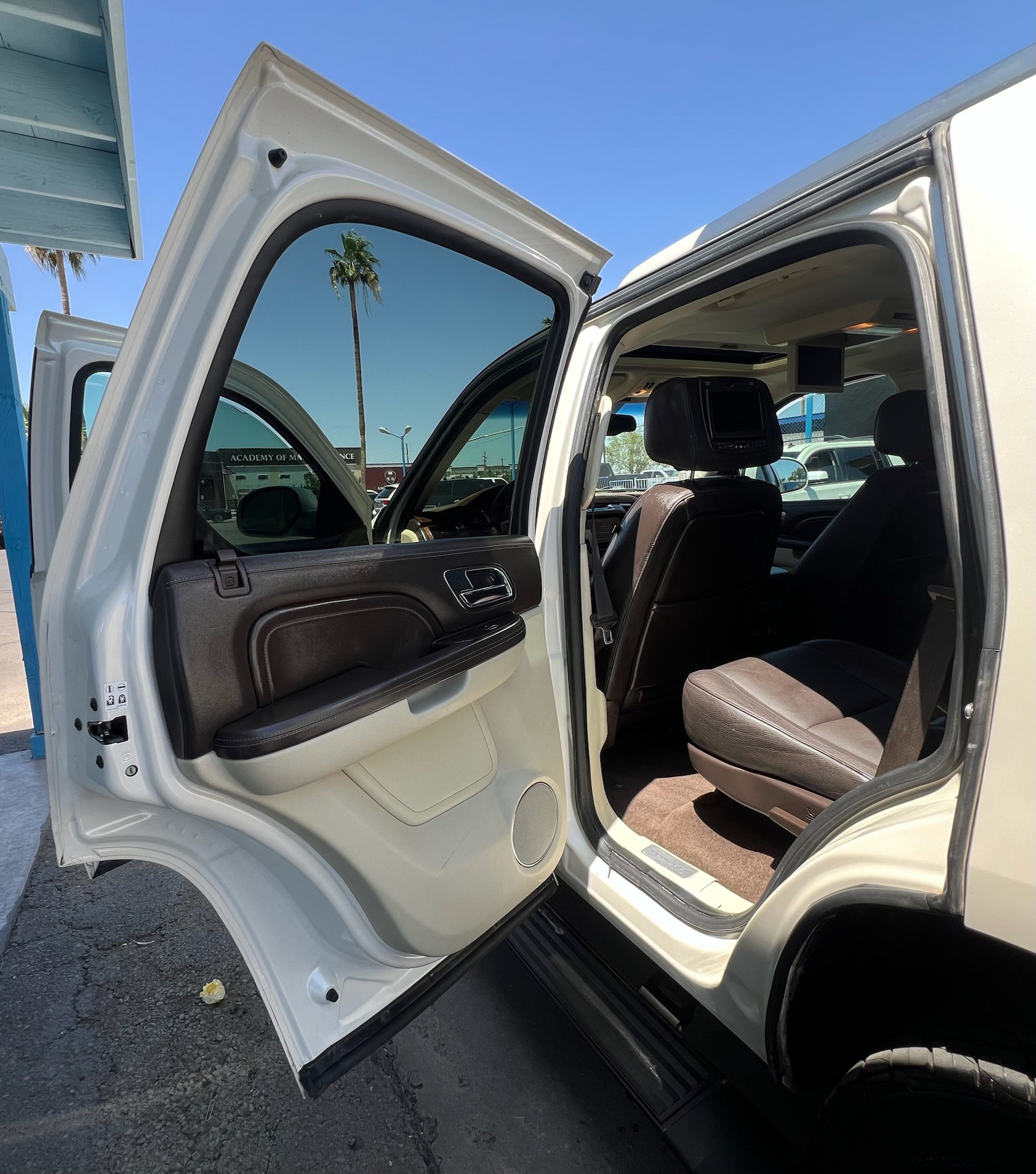 Used 2012 Cadillac Escalade Platinum AWD/4WD image 22