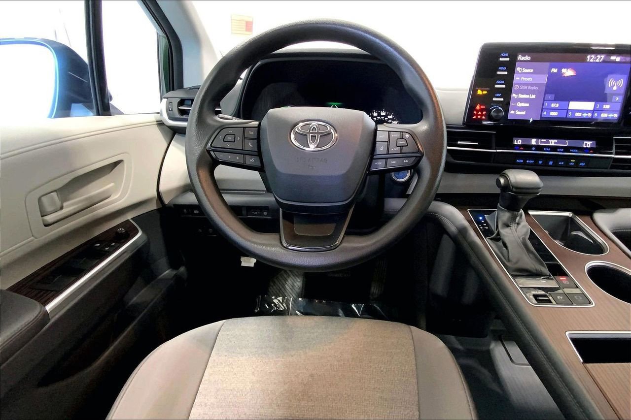 Used 2024 Toyota Sienna LE image 4