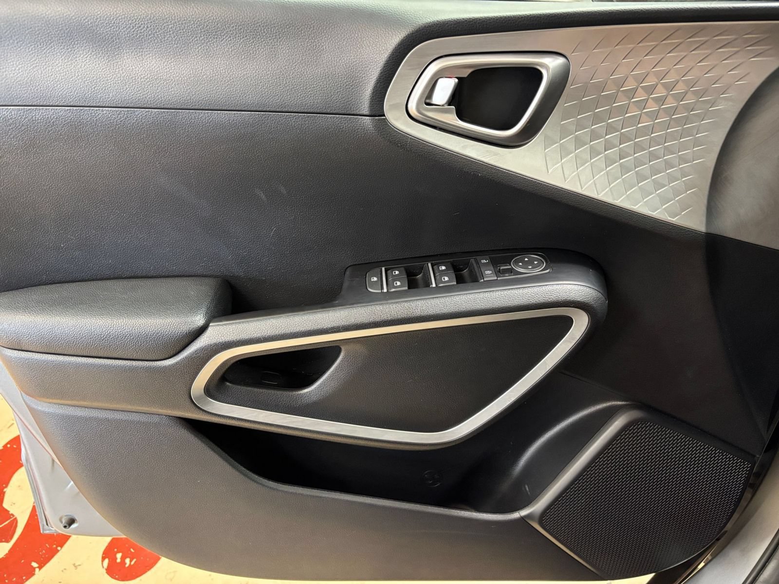 Used 2025 Kia Soul LX w/ LX Technology Package FWD image 15