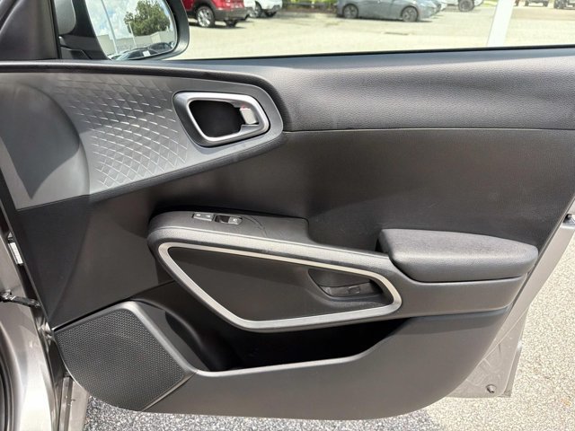 Used 2025 Kia Soul LX w/ LX Technology Package FWD image 14