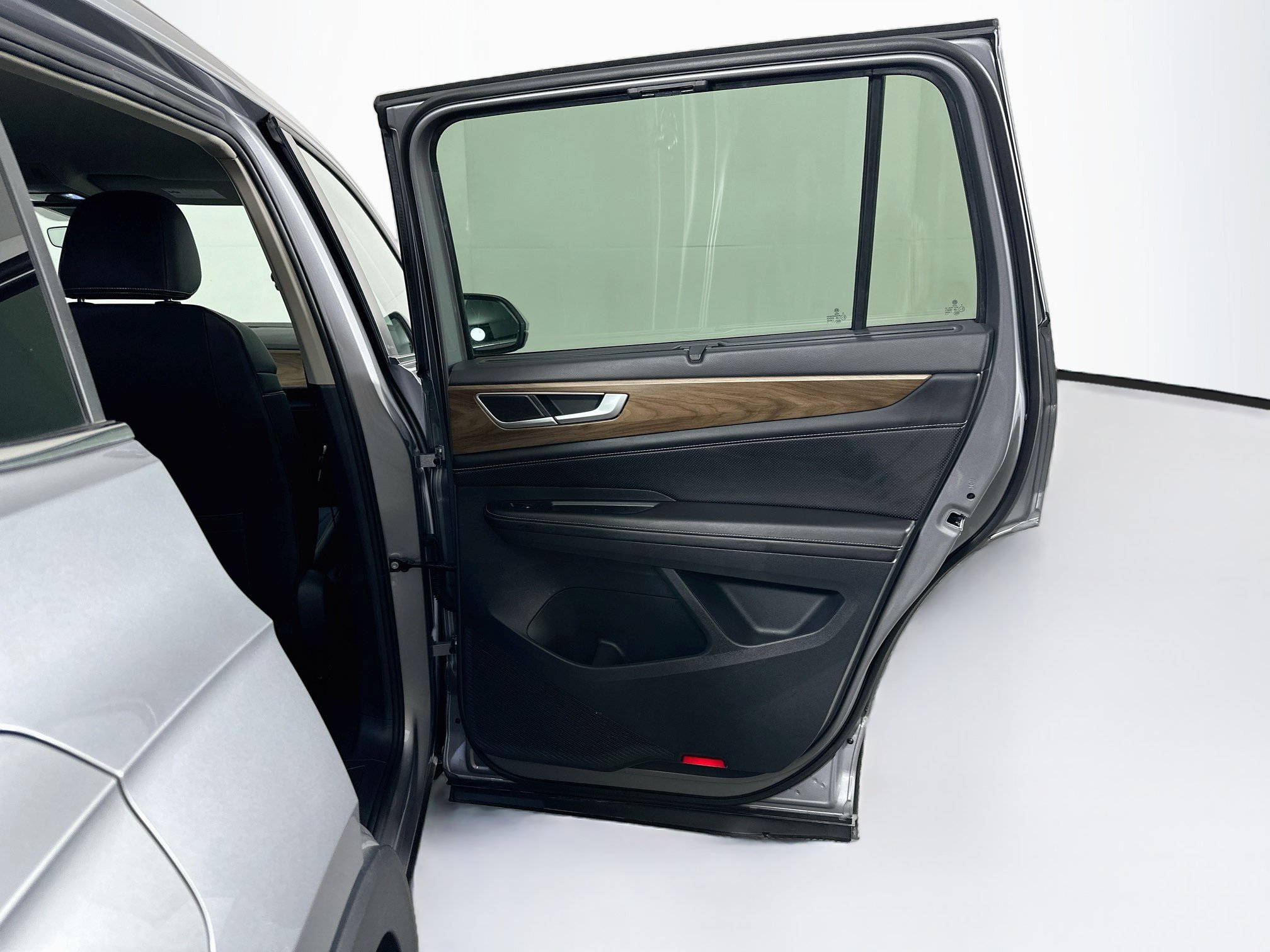 Used 2025 Volkswagen Atlas SE FWD image 31