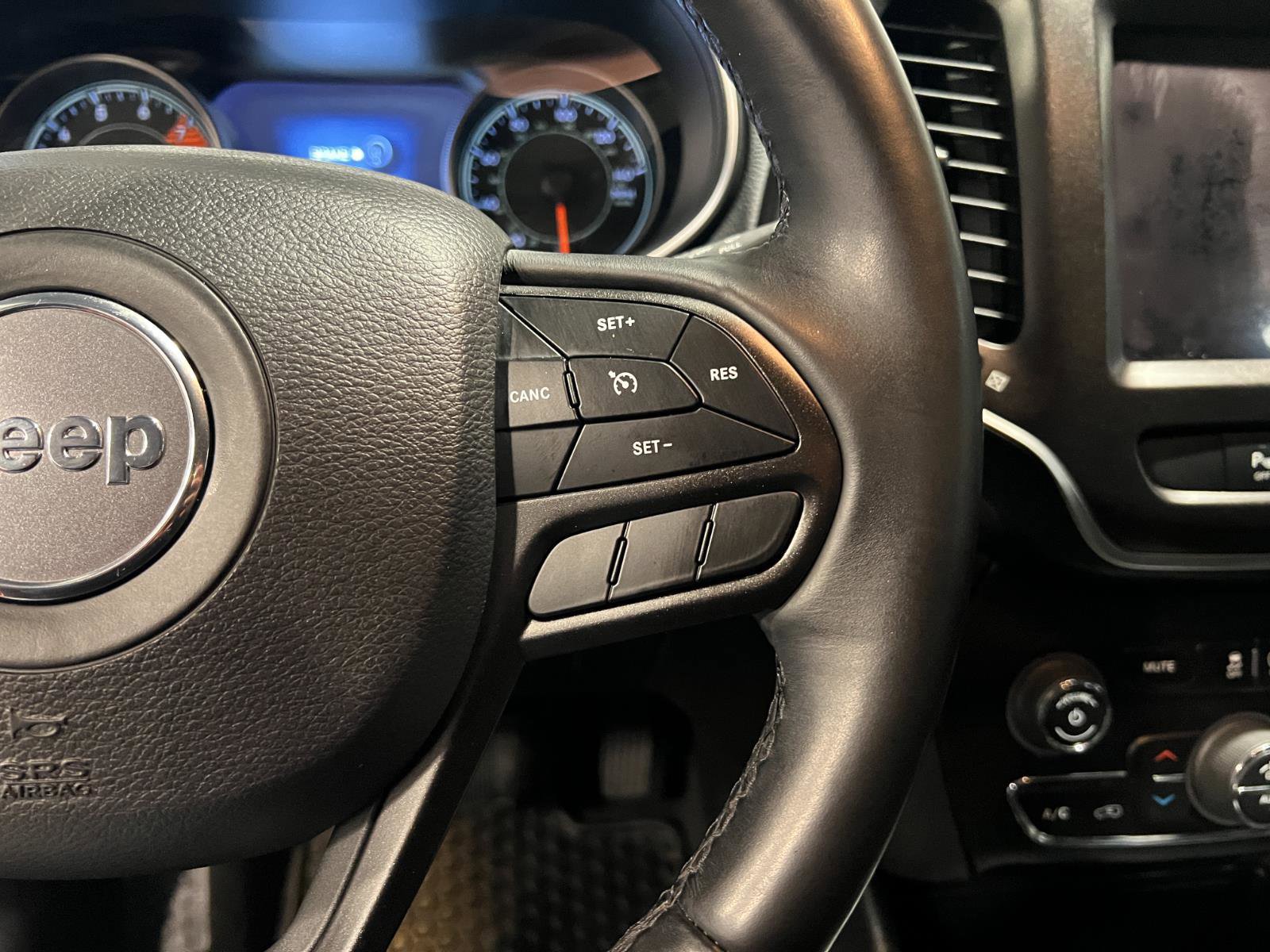 Used 2019 Jeep Cherokee Trailhawk w/ Cold Weather Group image 14