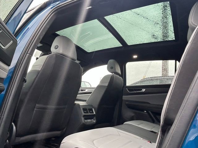 Used 2025 Volkswagen Atlas Cross Sport SEL R-Line AWD/4WD image 12