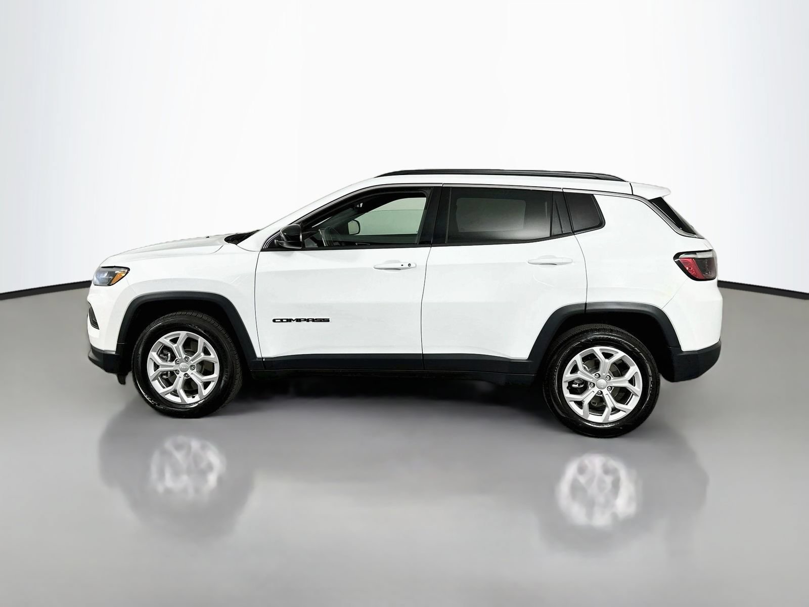 Used 2024 Jeep Compass Latitude AWD/4WD image 5