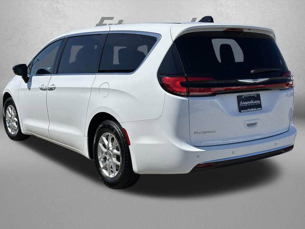 Used 2025 Chrysler Pacifica Select FWD image 6