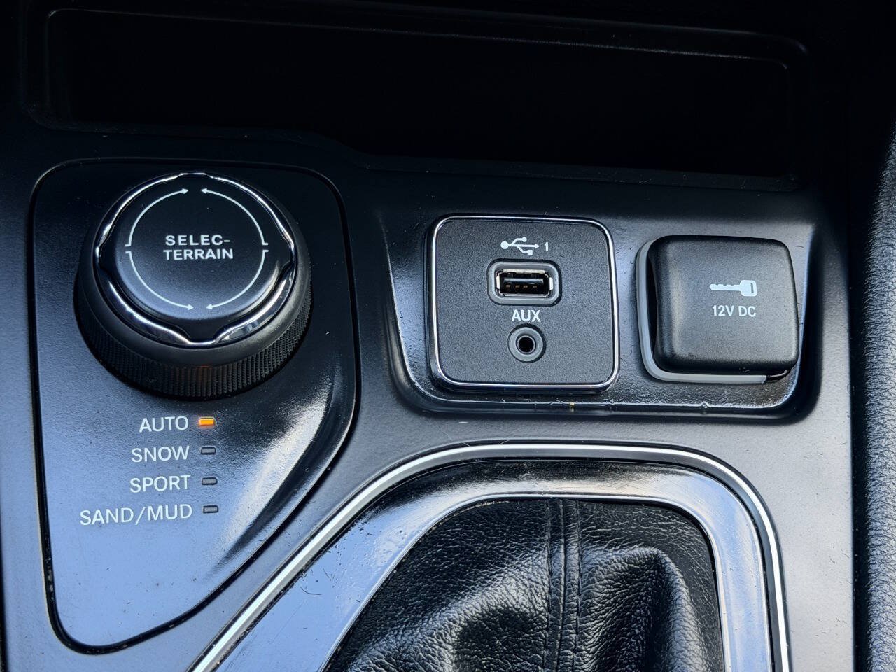 Used 2020 Jeep Cherokee Latitude Plus AWD/4WD image 40