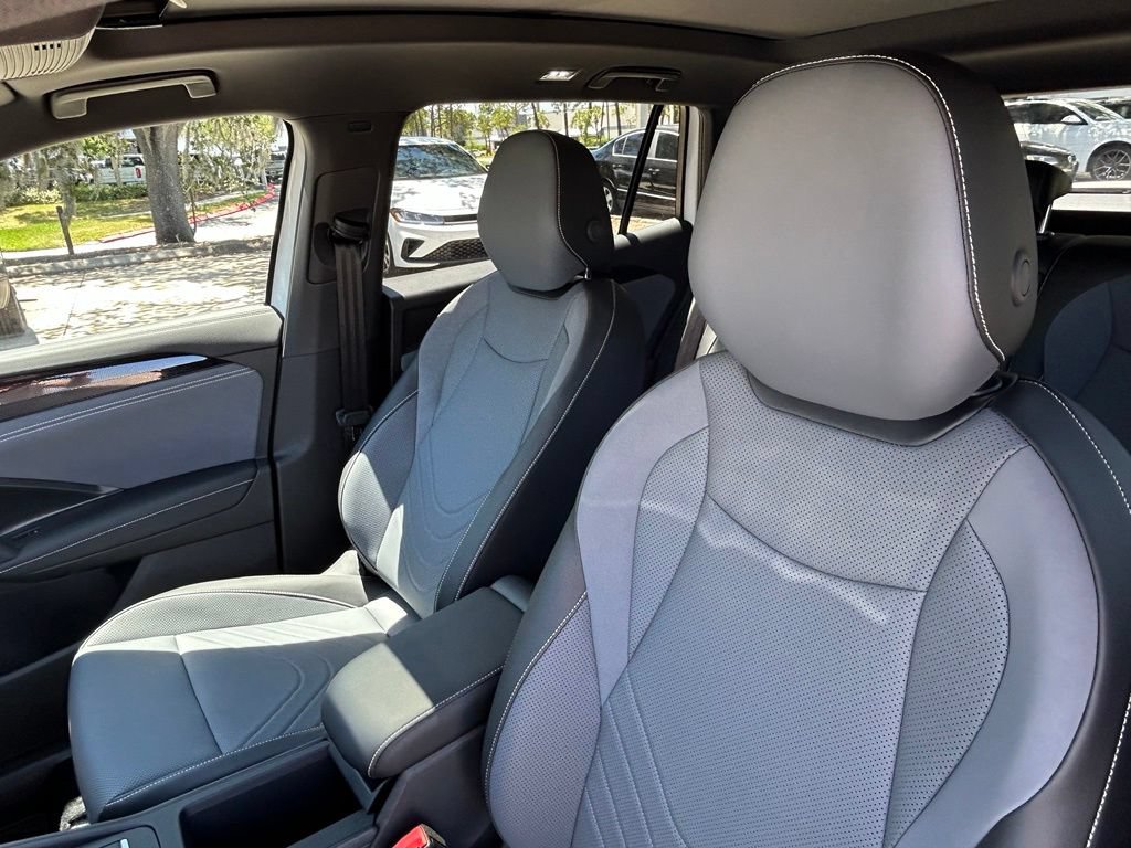 New 2026 Volkswagen Tiguan SE R-Line FWD image 18