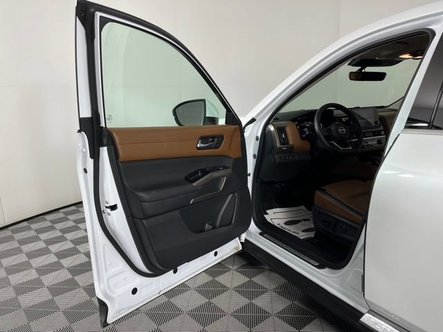 Used 2025 Nissan Pathfinder Platinum w/ Cargo Package FWD image 18