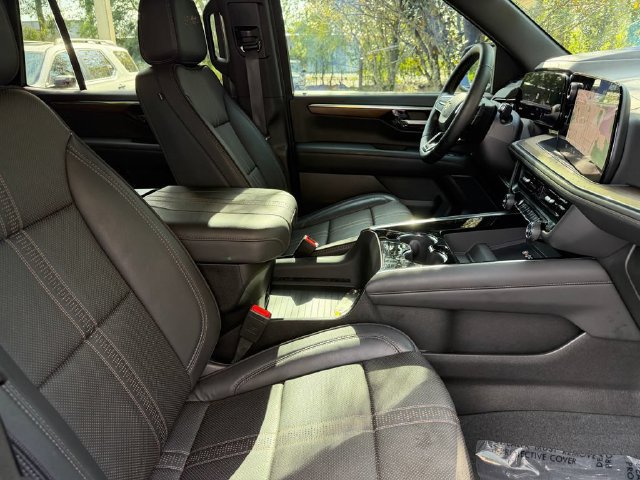 Used 2025 Chevrolet Tahoe High Country RWD image 11