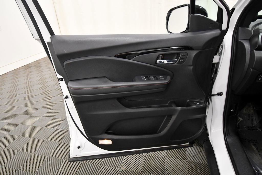 Certified 2025 Honda Ridgeline Black Edition image 13