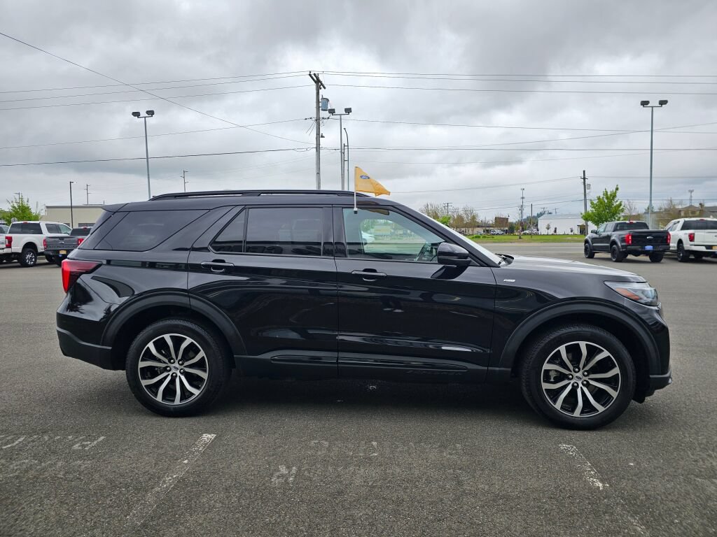 Certified 2025 Ford Explorer ST-Line AWD/4WD image 5
