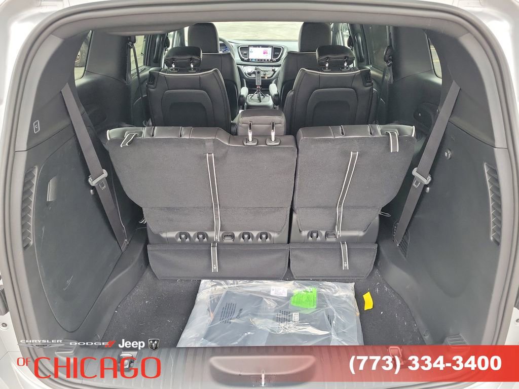 New 2026 Chrysler Pacifica Limited image 8