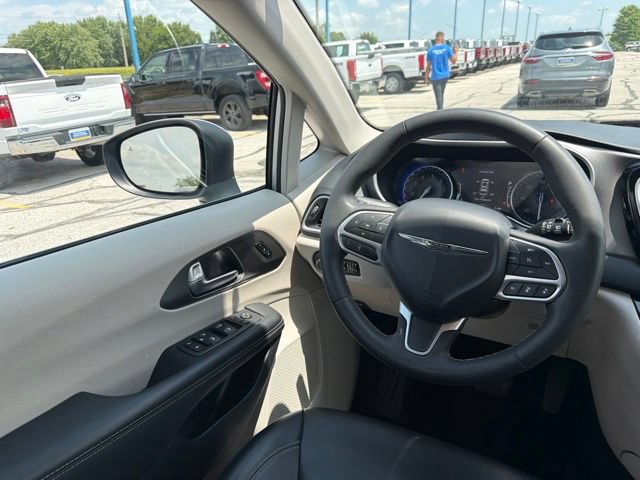 Used 2023 Chrysler Pacifica Touring-L FWD image 19