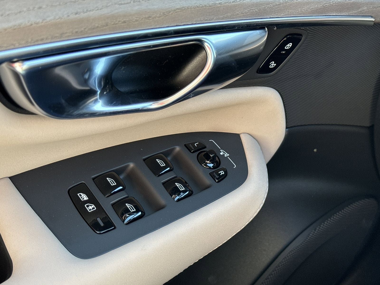 New 2026 Volvo XC90 B6 Plus w/ Protection Package Premier image 20